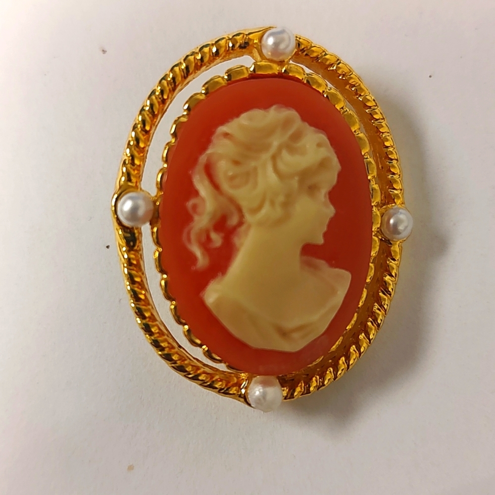 Vintage Victorian Lady Cameo Brooch/pin in gold tone with 4 pearls